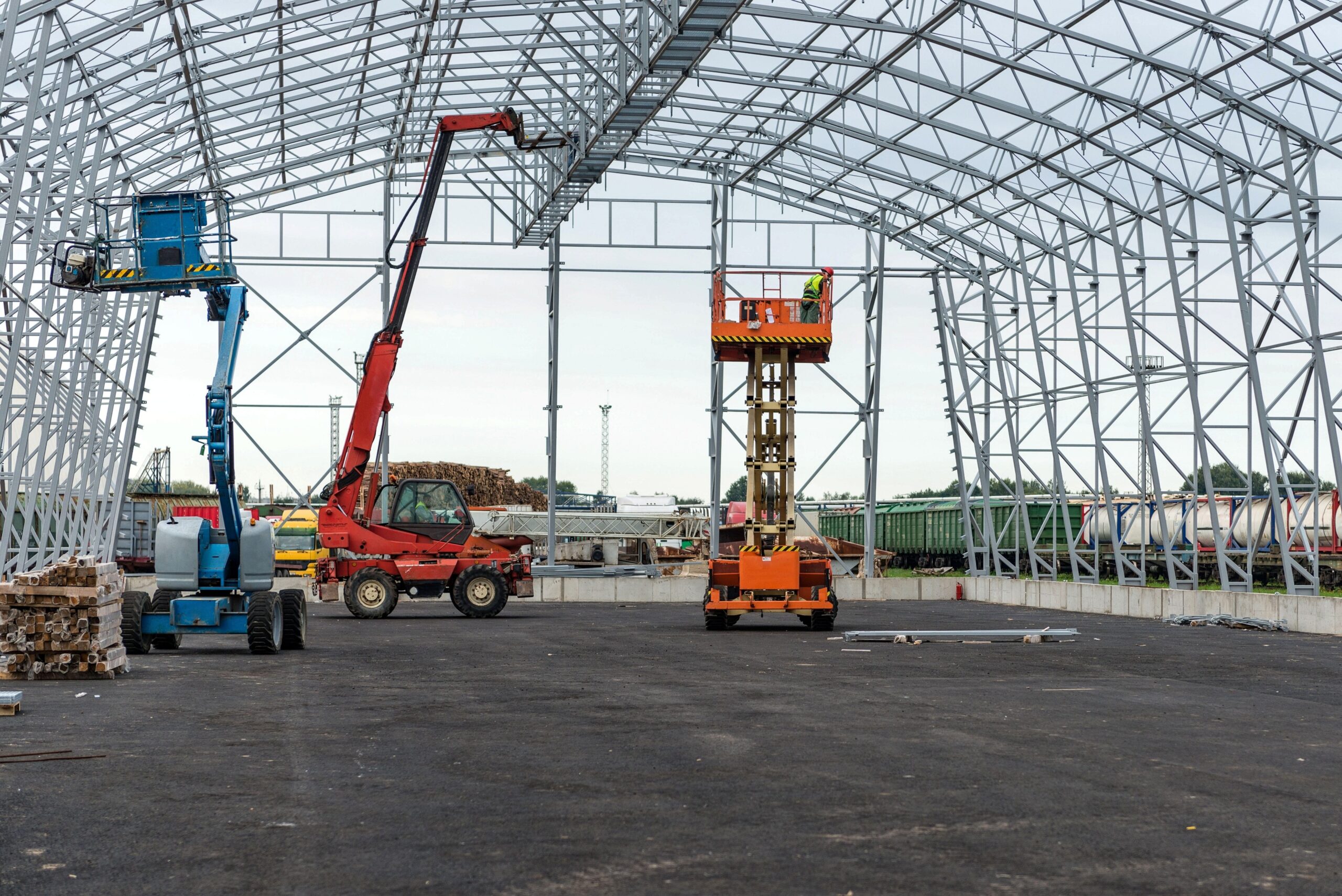lift-with-platform-work-in-warehouse-hangar lift-with-platform-work-in-warehouse-hangar